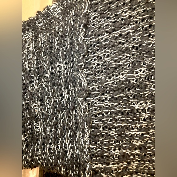 Universal Thread grey and white knitted v neck sweater size medium. - Picture 7 of 9